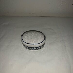 Vintage Dedham Shed Pottery Rabbit pattern Small Trinket Box /Lid white/blue.